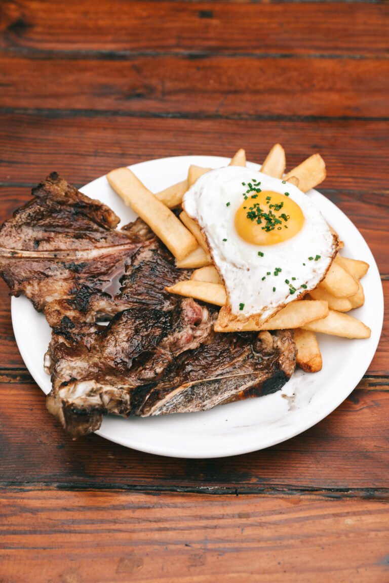Bife con papas y huevo menu