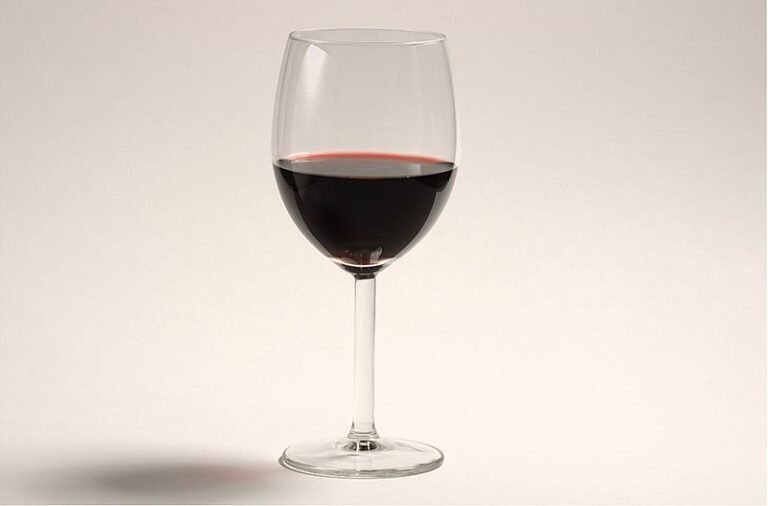 800px-A_glass_of_red_wine